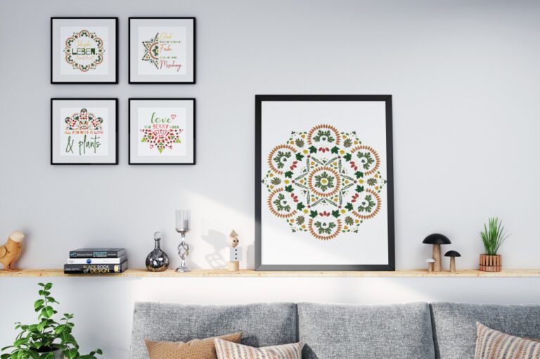 Ein Wohnzimmer mit Bildern. Auf den Bildern sind verschiedene Blättermandalas zu sehen.