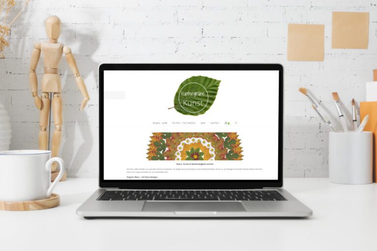 Die Webseite von kuntergrüne Kunst in einem Mockup, welches einen Laptop zeigt.