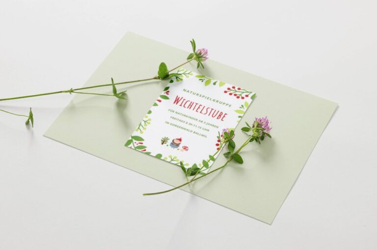 der Flyer mit grünen Blättern für die Naturspielgruppe Wichtelstube