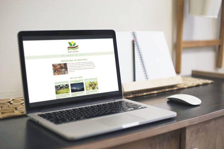 Zu sehen ist die Webseite von Büro für Bodenökologie und Naturschutz auf einem Rechner, der auf einem Pult steht.